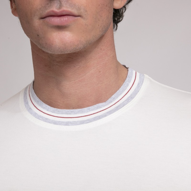 Brunello Cucinelli - T-shirt blanc ras-du-cou avec encolure et bordures manches à bandes colorées