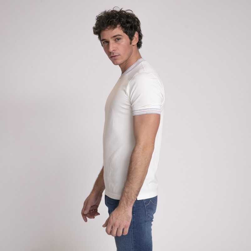 Brunello Cucinelli - T-shirt blanc ras-du-cou avec encolure et bordures manches à bandes colorées
