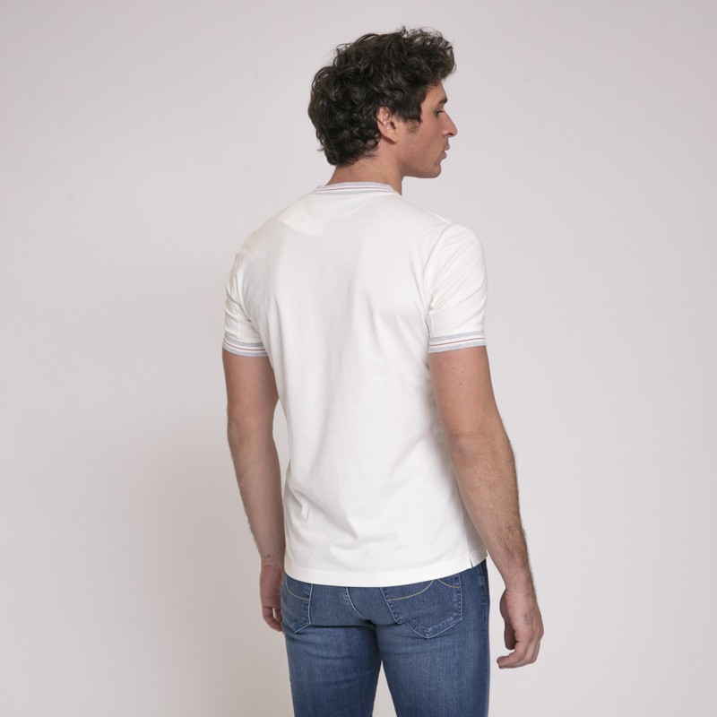Brunello Cucinelli - T-shirt blanc ras-du-cou avec encolure et bordures manches à bandes colorées