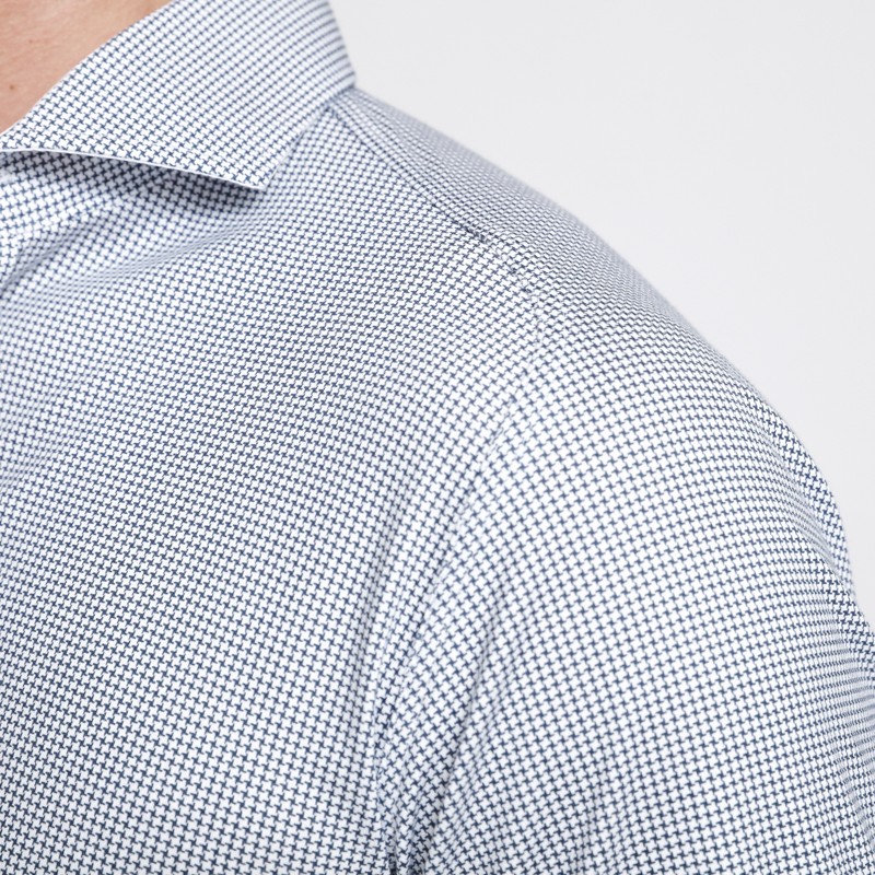 Desoto - Chemise blanche à petits motifs géométriques bleu marine